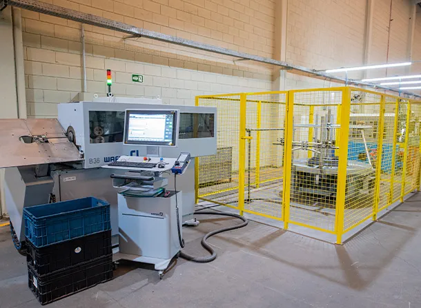 Interior da fábrica Fauzi Molas com maquinário CNC