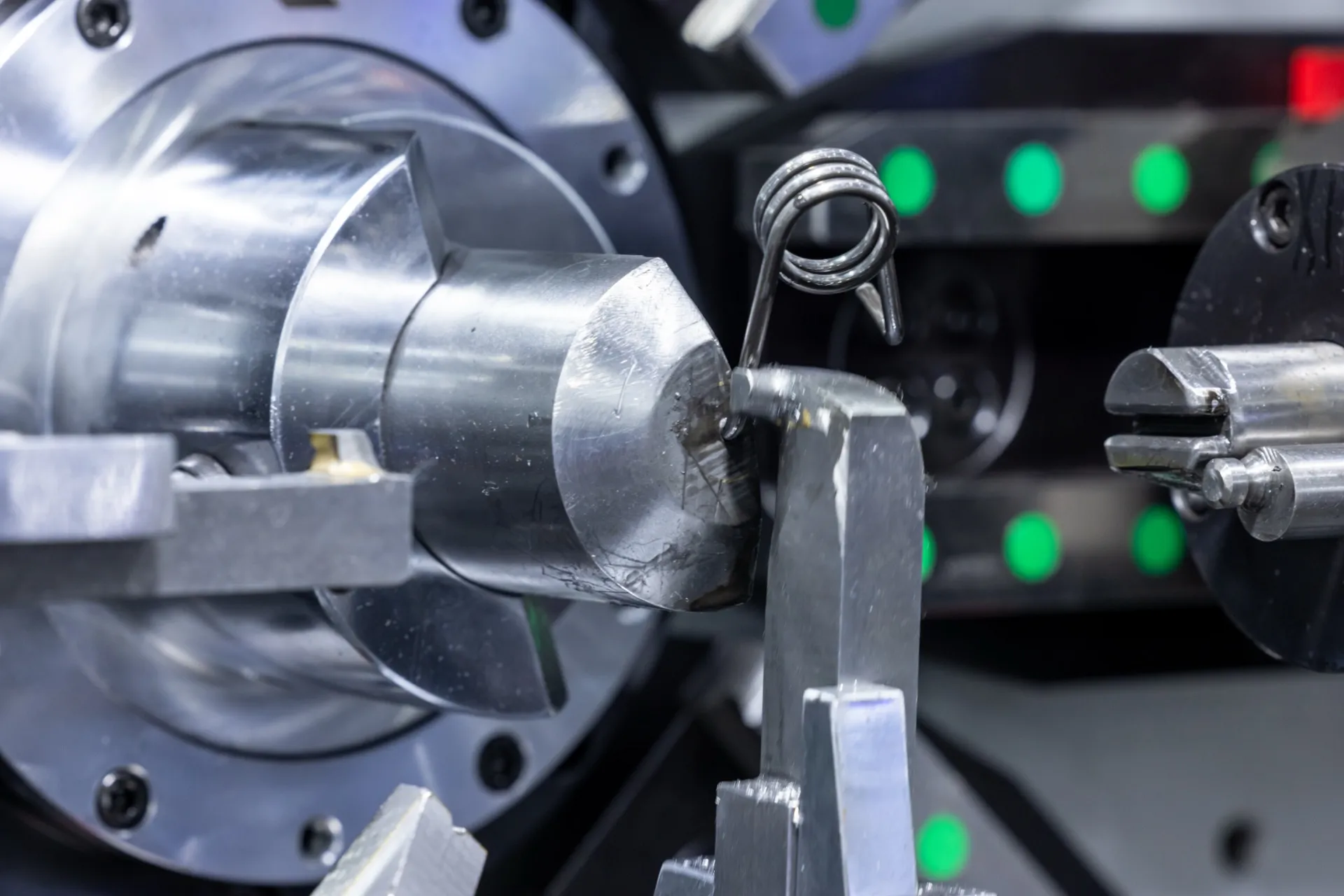 Máquina CNC formando mola de precisão na Fauzi Molas